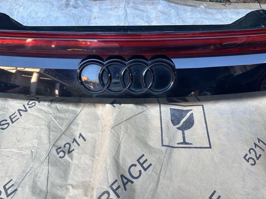 Стопы, фонари комплект Audi Q8 Європа matrix  4M8945095S 4m8945070B