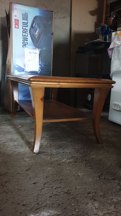 Mesa de centro com vidro.