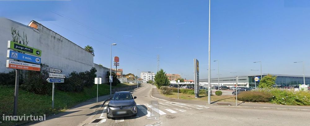 Imóvel comercial com estacionamento e loja de rua