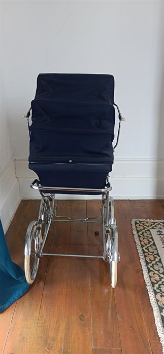 Carrinho de bebê antigo