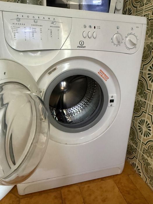 Máquina de Lavar a Roupa Indesit W535