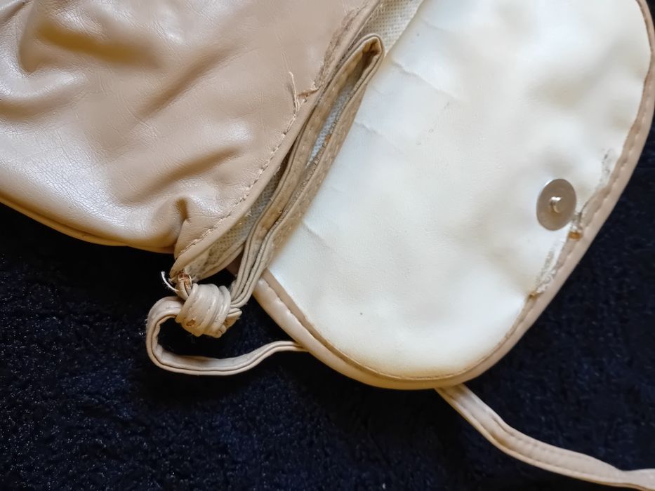 Torebka mała kremowa z kokardą na pasku