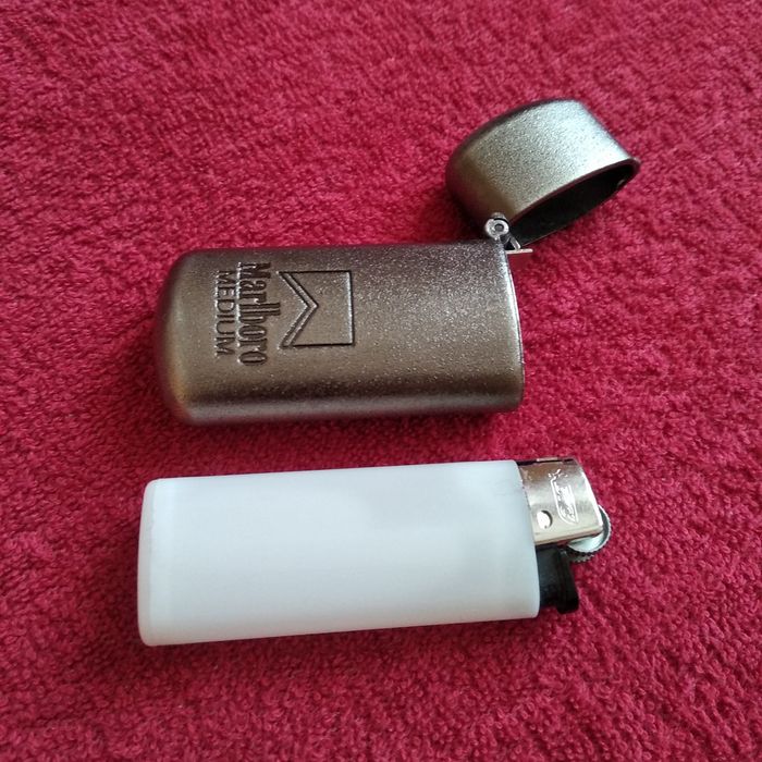 Antyk - etui Marlboro na zapalniczkę typu BIC