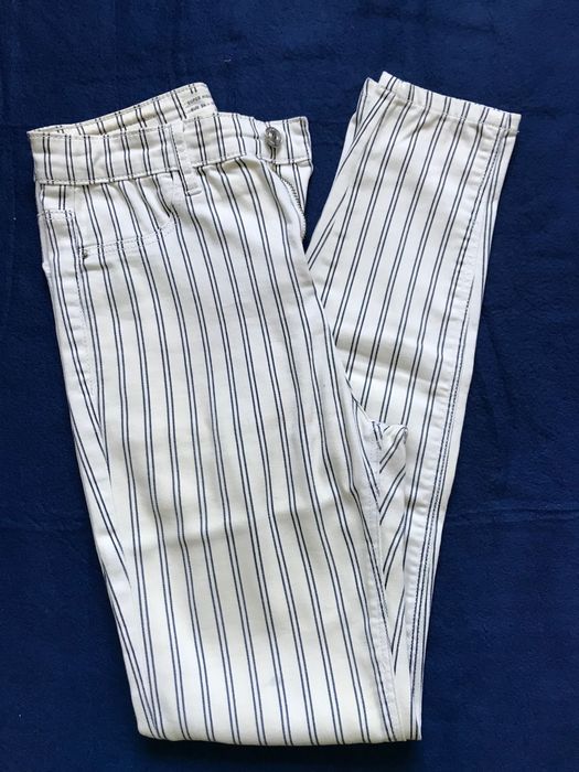 [Stradivarius] Calças c/ riscas azuis