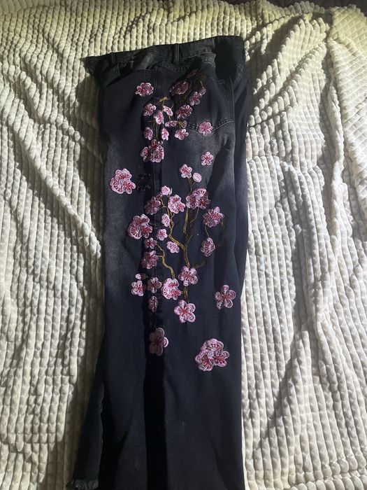 Джинсы с сакурой (черный)