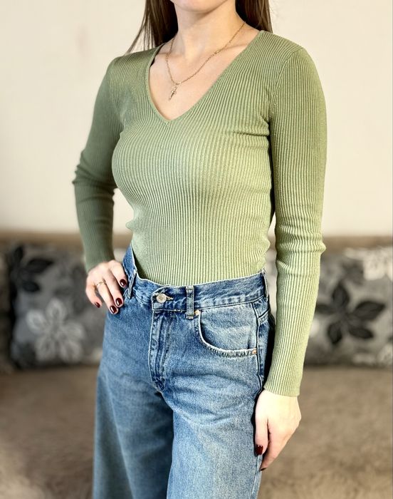 Кофта в рубчік з v- вирізом