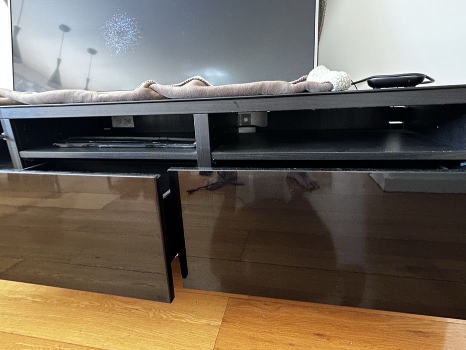 Armário TV Preto Lacado c/ arrumação - Design Elegante