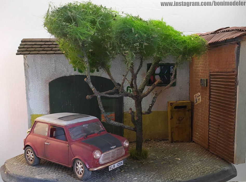 Diorama - Old Mini Cooper na Sombra da Árvore - modelo em escala 1:24