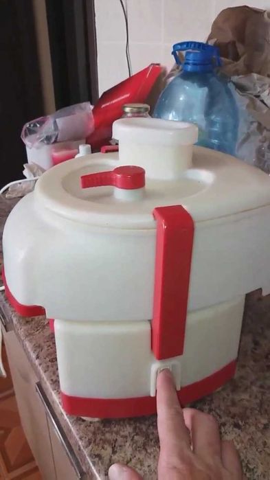 Соковыжималка состояние новой полный комплект.