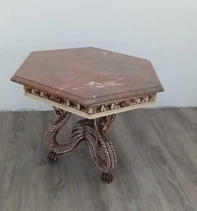 Mesa de centro com tampo em mármore e talha de madeira