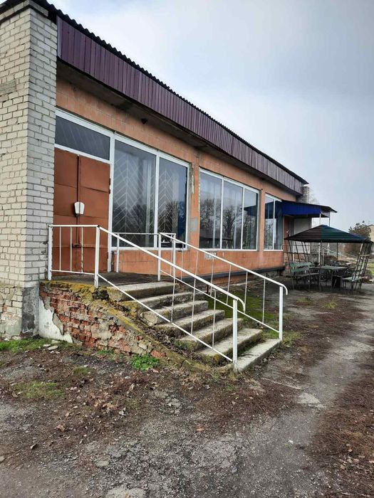 Продам колишній універмаг з житловим приміщенням в Полтавській обл.
