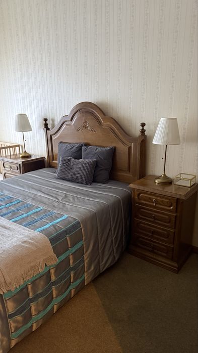 Conjunto de Quarto em Madeira - cama, roupeiro, duas mesas de cabeceira, uma cómoda
