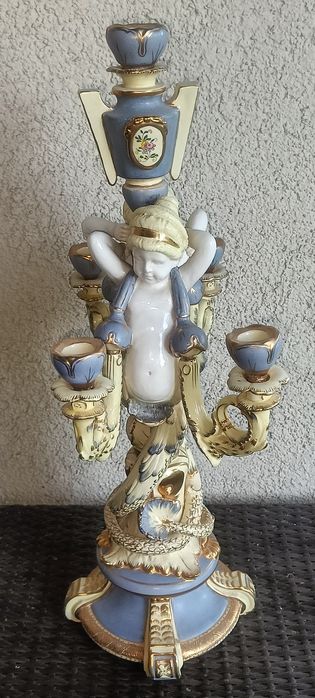 Świecznik z pięknej porcelany w stylu  barokowym Sygnowany