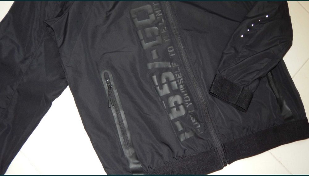 Бігова вітрівка Crivit Pro розмір М. 
Стильна і функціональна вітрівка