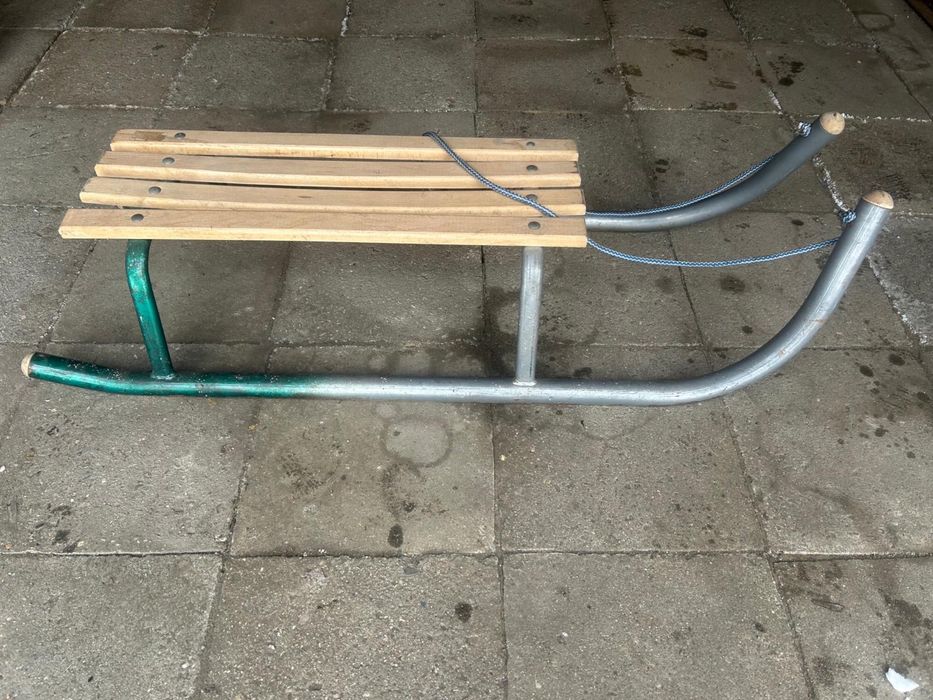 Duże metalowe sanki