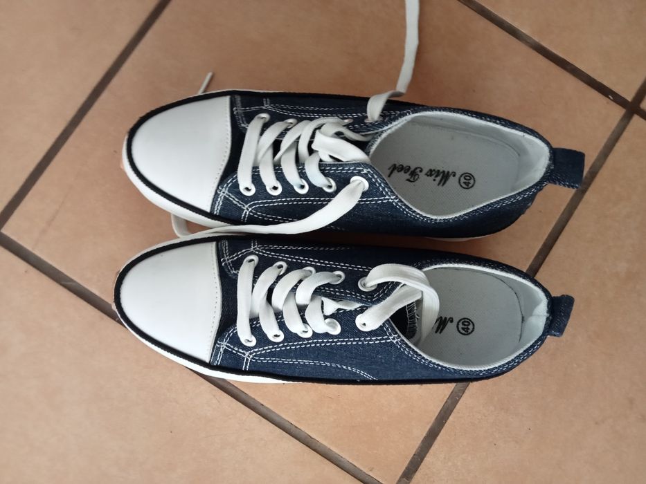 Vendo par de sapatilhas.