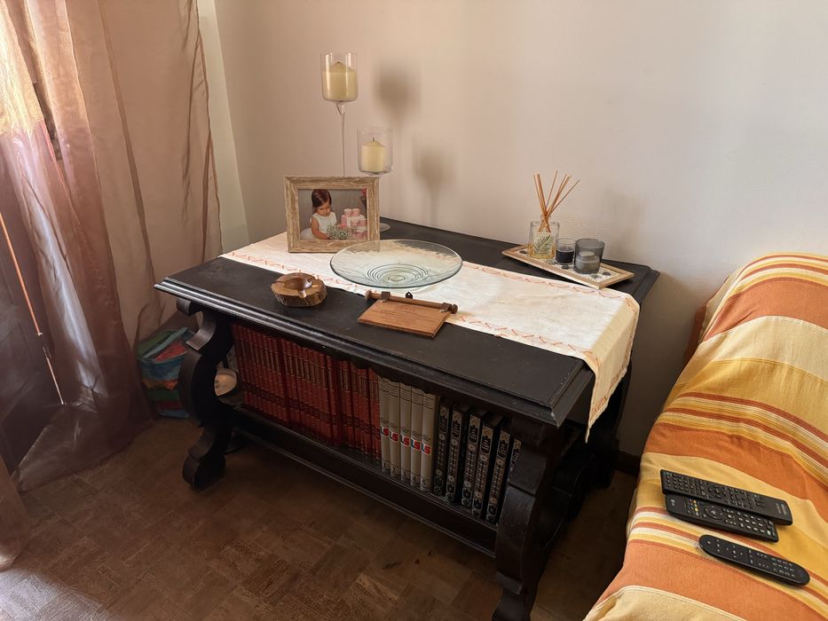 Movel antigo com oferta de mesa