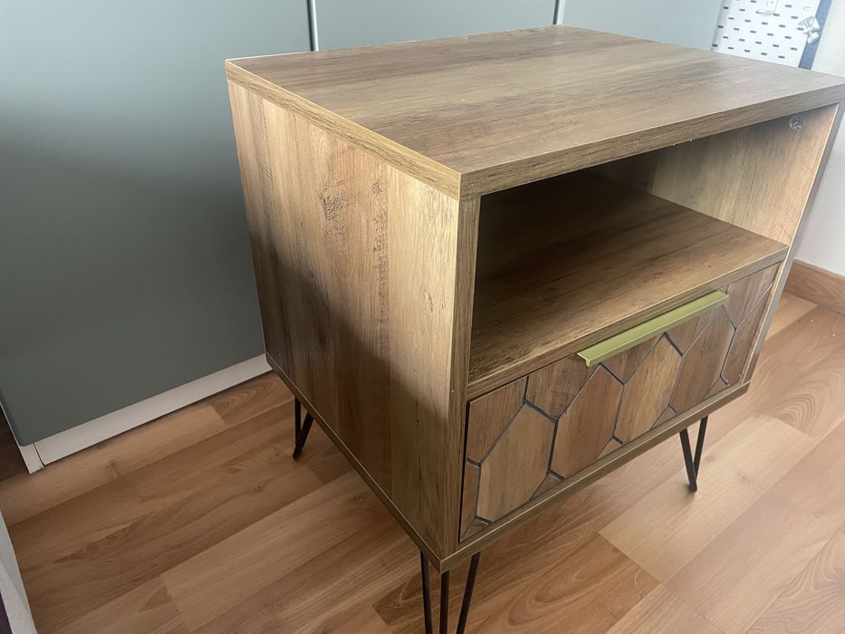Mesa de cabeceira com gaveta