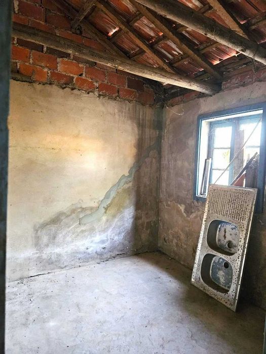 Casa com jardim a 9 minutos do mar – para renovar ao seu gosto!