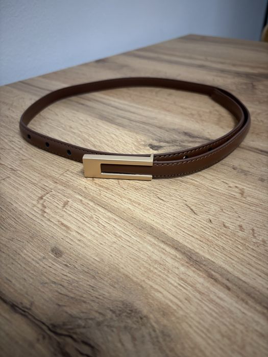 Cienki brązowy pasek z al’a złotą klamrą