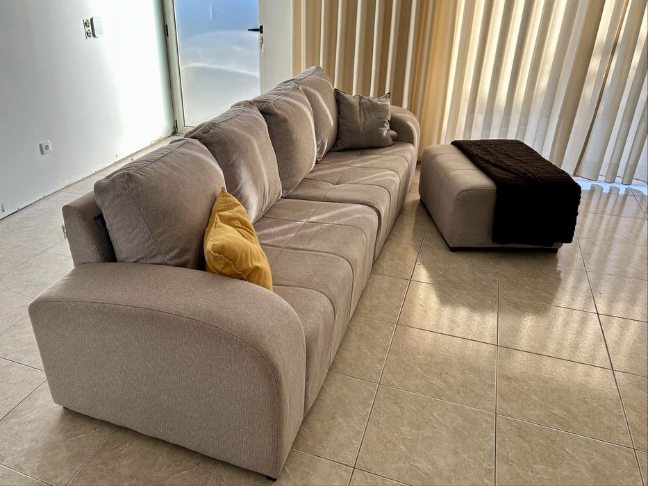 Sofa com  dois pufs e chaiselomge separada.