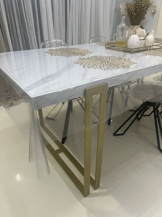 Stół loft marmur ze złotymi nogami do salonu