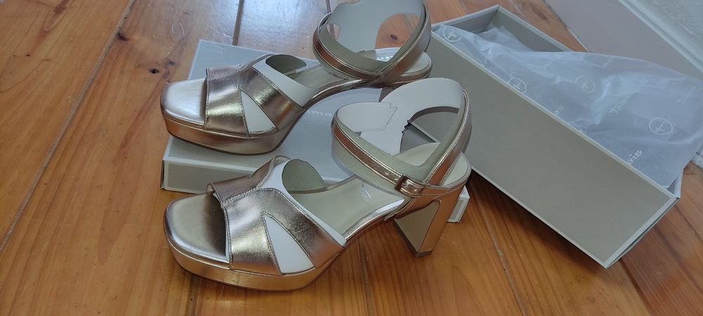 Sandálias Tamaris novas