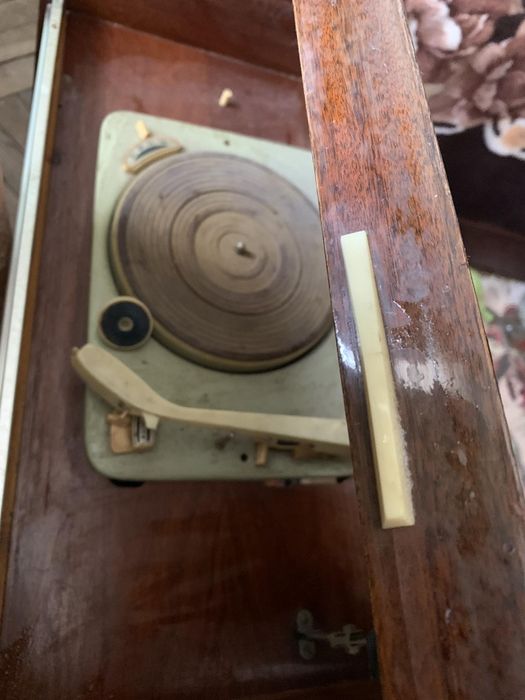 Продам радіолу стару