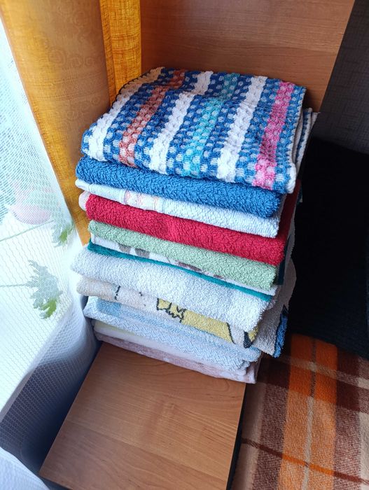 Ręczniki łazienkowe duże kąpielowe  i małe - cały zestaw . za 130 zł.