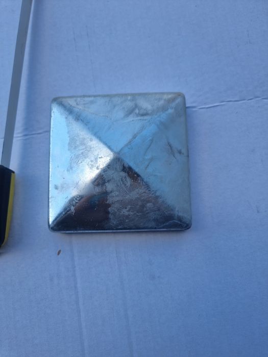 Daszek kapturek na słupek