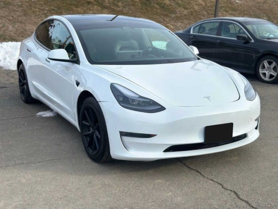 Tesla Model 3 Long Range      2022