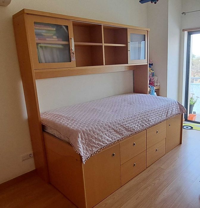 Cama com arrumação