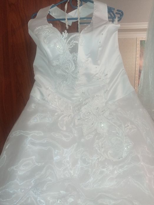 Весільна сукня з фатою