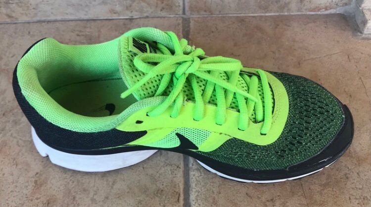 Tenis Nike cor verde e preto ,tamanho 38,5