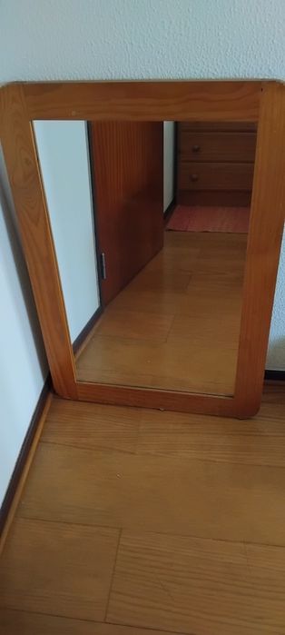 Quarto estúdio em pinho maciço. 2 camas e colchões.