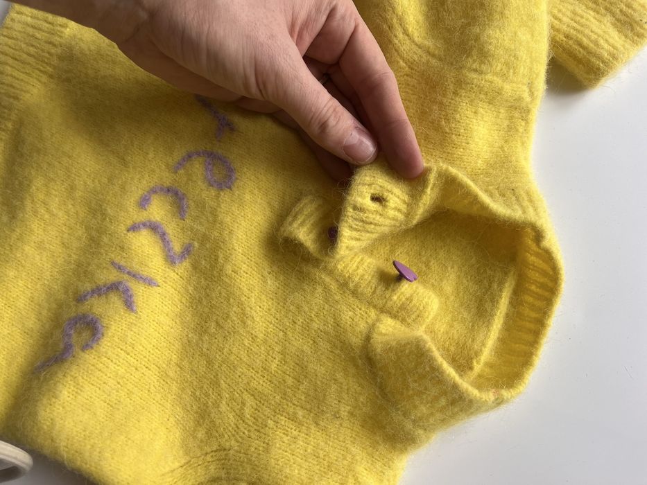 Ręcznie robiony sweterek dla dziewczynki