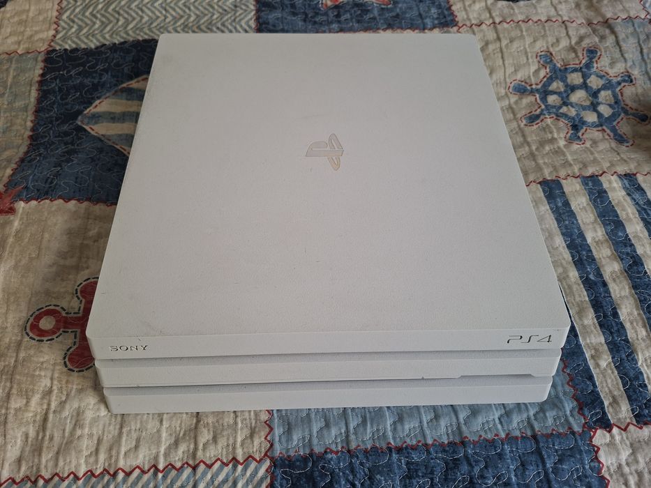 Sony PlayStation 4 Pro 1TB Glacier White белая модель (CUH-7116B) + 2 геймпада + Зарядка
