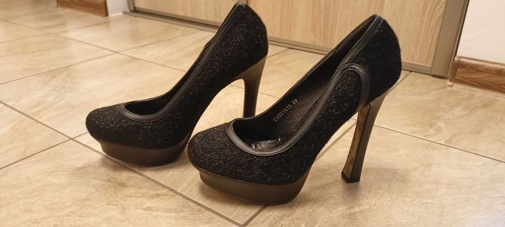 Buty, czółenka damskie czarne na wysokim obcasie.