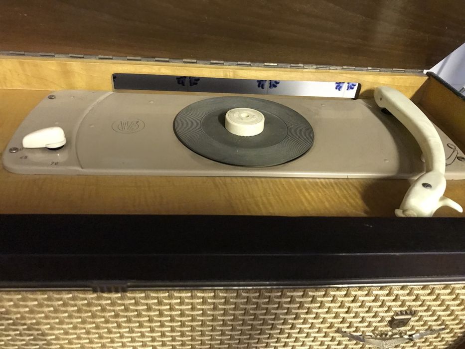 Rádio e Gira Discos Grundig antigo