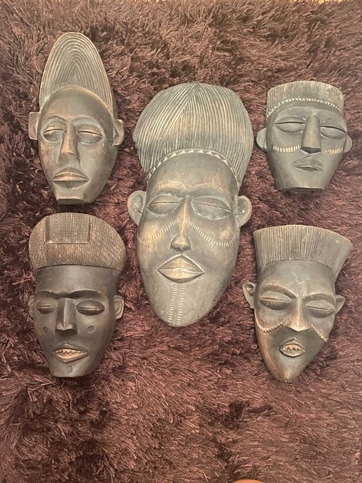 Conjunto de 5 mascaras Africanas vintage, peças artesanais esculpidas em madeira