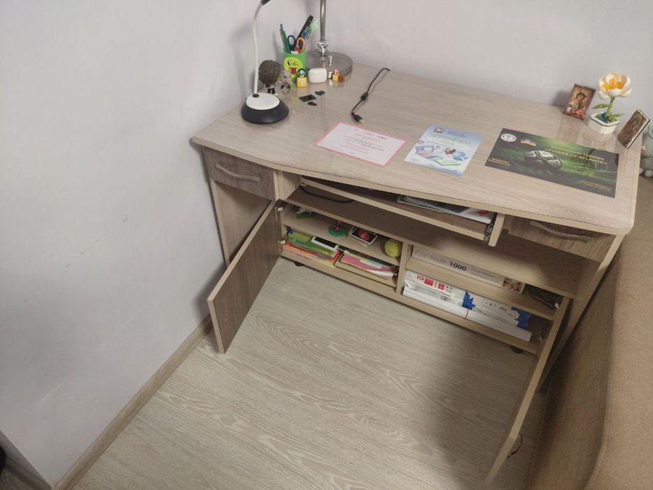 Продам письмовий стіл з навісною тумбою!!!