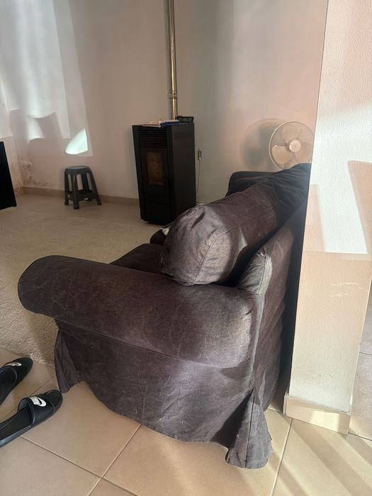Sofá confortável, estrutura firme e almofadas removíveis. Tecido em bom estado, sem rasgos. Ideal para sala ou apartamento. Motivo mudança