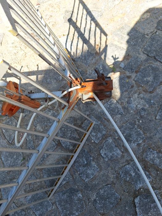 Vendo prato satélite e antena TV ambos a funcionar
