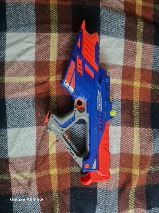 Nerf бластер запускаючи машинки