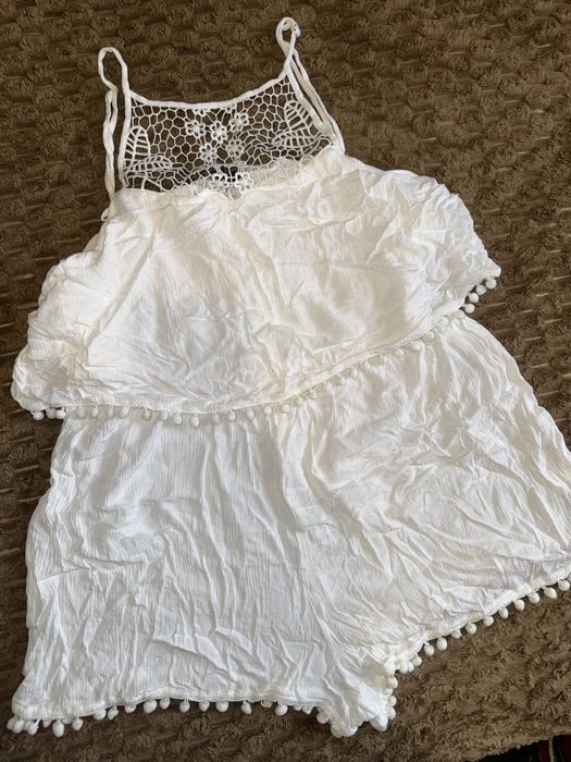 Жіночий комбінезон білий з помпонами