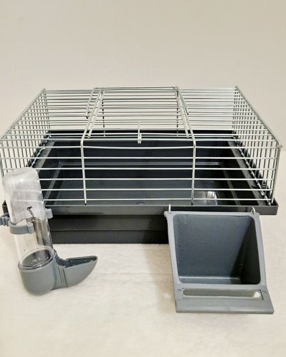 Клетка переноска для птиц и грызунов с аксесуарами.