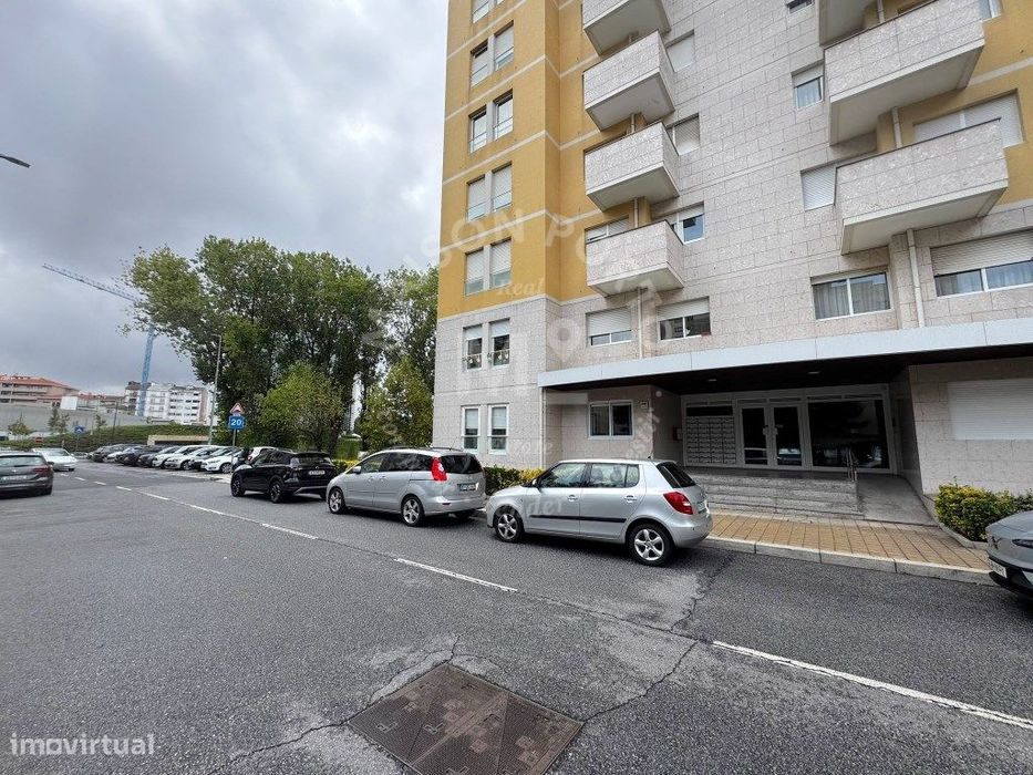 Apartamento T3 com Jardim Privativo, Estacionamento, Totalmente Mob...