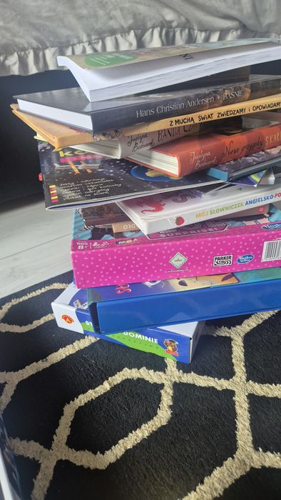 Zestaw puzzli gry i książek