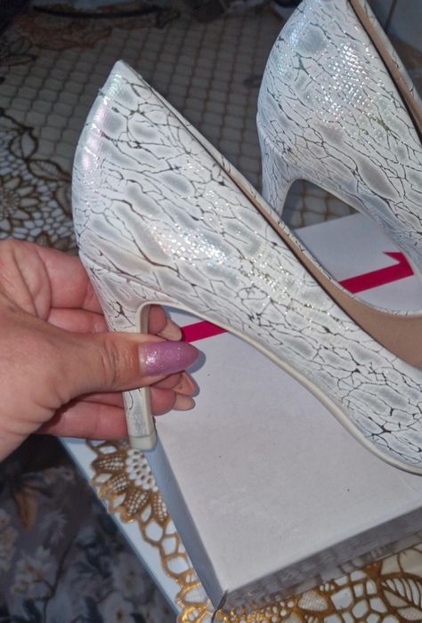 Szpilki mieniace sie kolorami