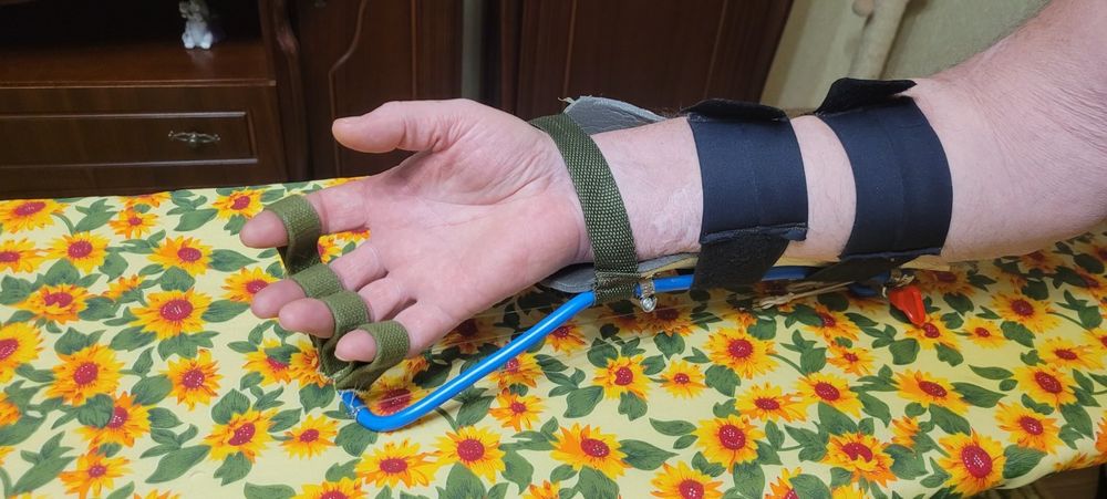 Устройство для разработки пальцев.  Разработка кисти руки.  Шина.